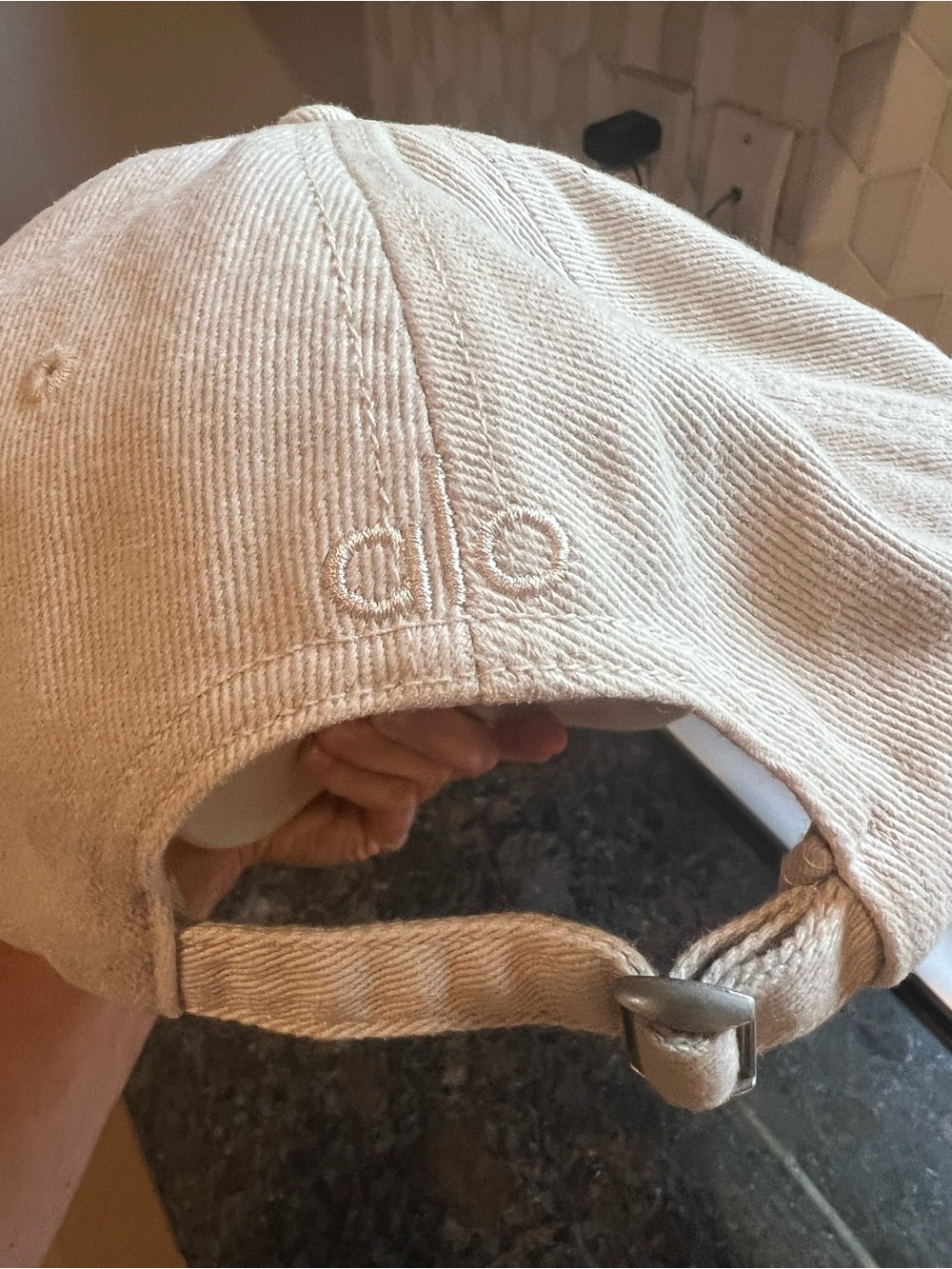 ALO Yoga Cream Embroidered Logo Baseball Cap - Picture 3 of 4